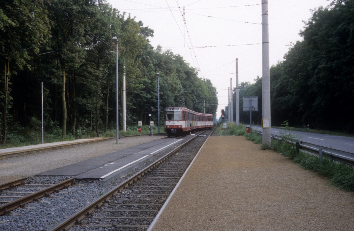 Köln KVB SL E4 (DÜWAG-B100S 2022) Schlebusch, Wiener Strasse am 31. Juli 1992.