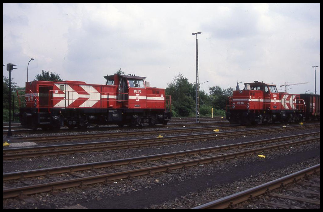 Köln Niehl am 26.5.1995: HGK Lok DE 76 und DE 82.
