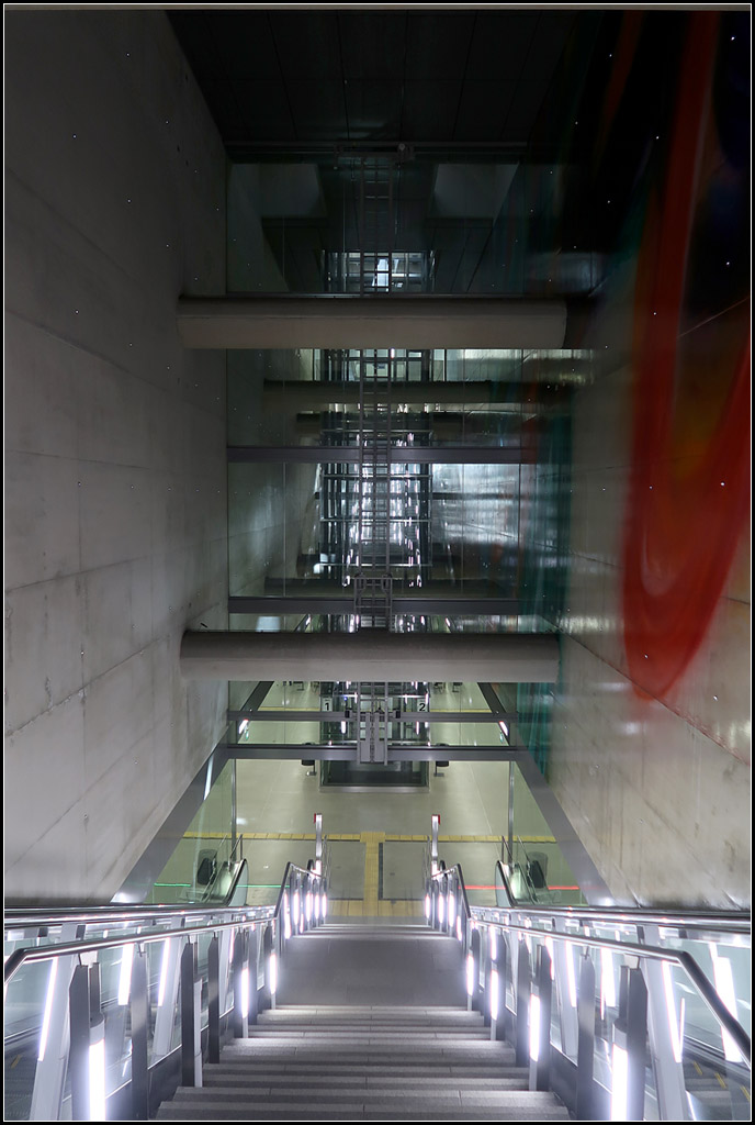 Köln: Nord-Süd-Stadtbahn -

Station Chlodwigplatz: Beeindruckend an dieser Station ist die hohe schmale Halle zwischen beiden Treppenanlagen. Die Wand auf der Ostseite wurde künstlerisch bemalt.
Architekten: Schaller Architekten Stadtplaner aus Köln.

18.08.2018 (M)