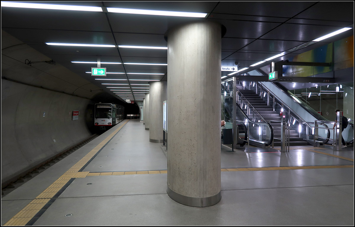 Köln: Nord-Süd-Stadtbahn -

Station Chlodwigplatz: Im Gegensatz zum Station Karthäuserhof gehen hier vom mittleren Bereich der Bahnsteigebene die Treppenanlagen nach beiden Seiten nach oben.

18.08.2018 (8)
