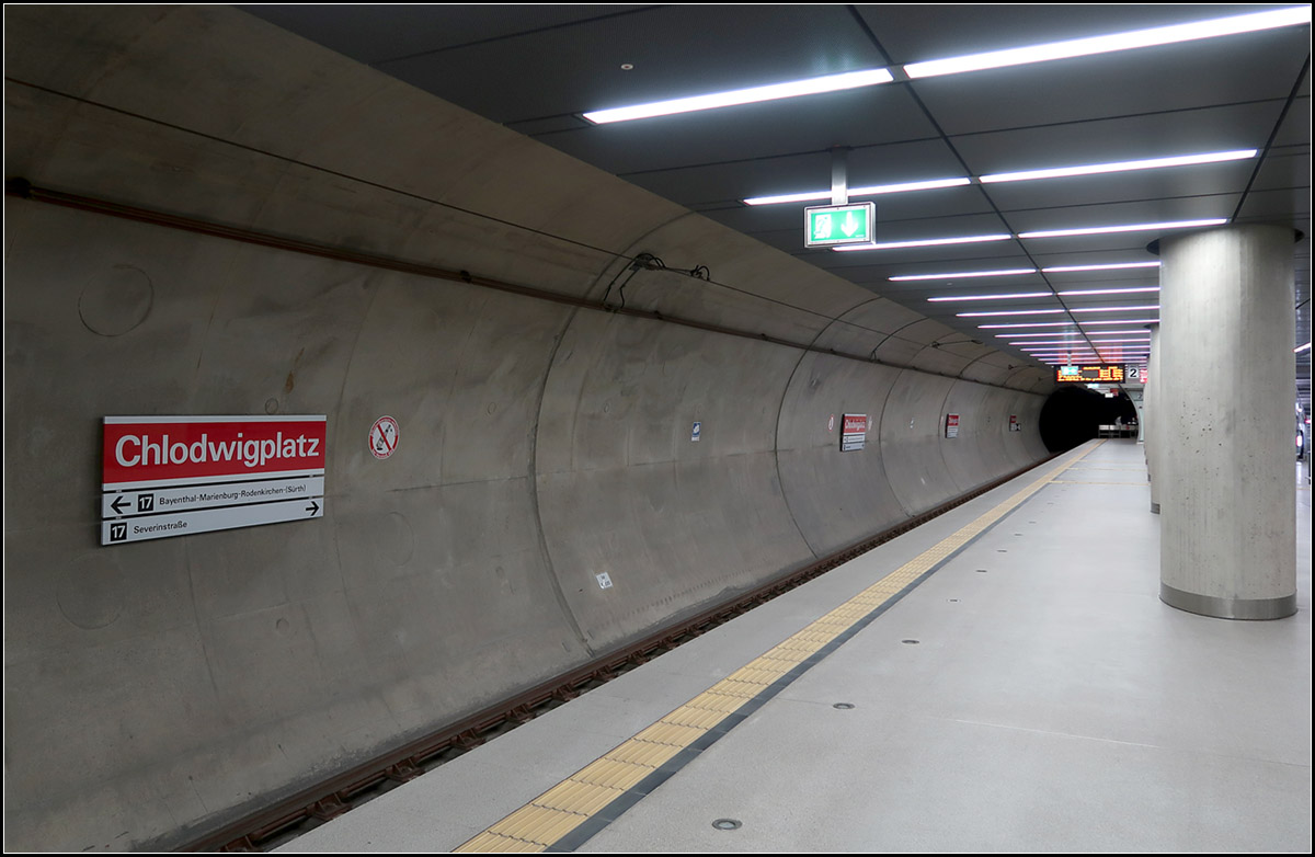 Köln: Nord-Süd-Stadtbahn -

Station Chlodwigplatz: Obwohl nur ein kleiner Teil des Bahnsteiges an beiden Enden in die Tunnelröhren hineinreicht, ist die Bahnsteigaußenwand durchgehen gekrümmt. Noch fährt die wichtige, städteverbindende Linie 16 hier oberirdisch, aber wenn das fehlende Tunnelstück fertig ist, wird diese nach hier unter verlegt und die Tunnelstrecke erhält erst ihren Verkehrswert. 

18.08.2018 (M)