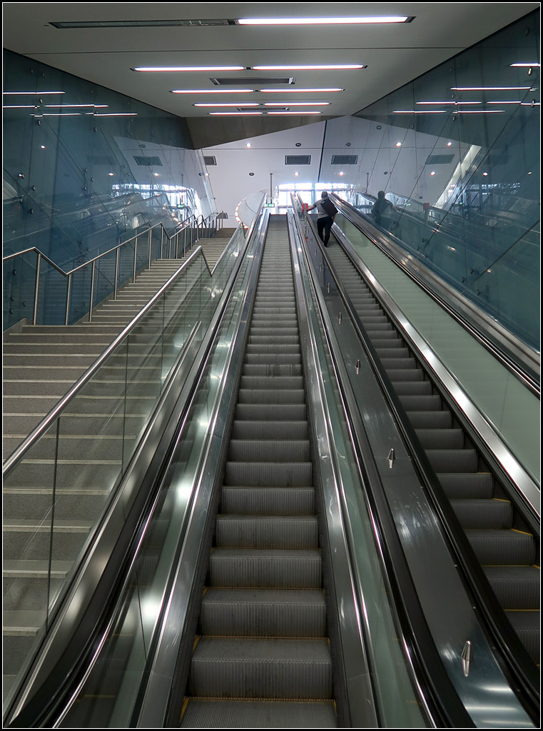 Köln: Nord-Süd-Stadtbahn -

Station Karthäuserhof. Einer der beiden Treppenschächte, die von den Bahnsteigebene aus in den mittleren Bereich der Verteilerebene führen. 

18.08.2018 (M)