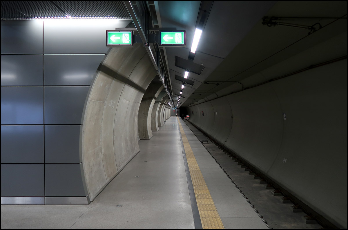 Köln: Nord-Süd-Stadtbahn -

Station Sverinstraße. Eine U-Bahn im Dornröschenschlaf. Der südliche Bahnsteigteil besteht aus zwei Röhren, die wie die Streckentunnel mittels Tunnelbohrmaschinen aufgefahren wurden.
Beim Bau an dieser Stelle geriet der in diesem Bereich liegende Turm der St. Johan Baptist Kirche in Schieflage.

18.08.2018 (M)