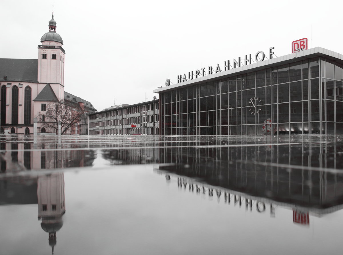 Köln im Regen.
Da sich die meisten Leute unter schützenden Dächern vorm Regen versteckten hatte ich an diesem regnerischen Tag mal die Gelegenheit den Kölner Hauptbahnhof ohne Personen im Bild zu fotografieren.

Köln Hbf, 28. März 2018 