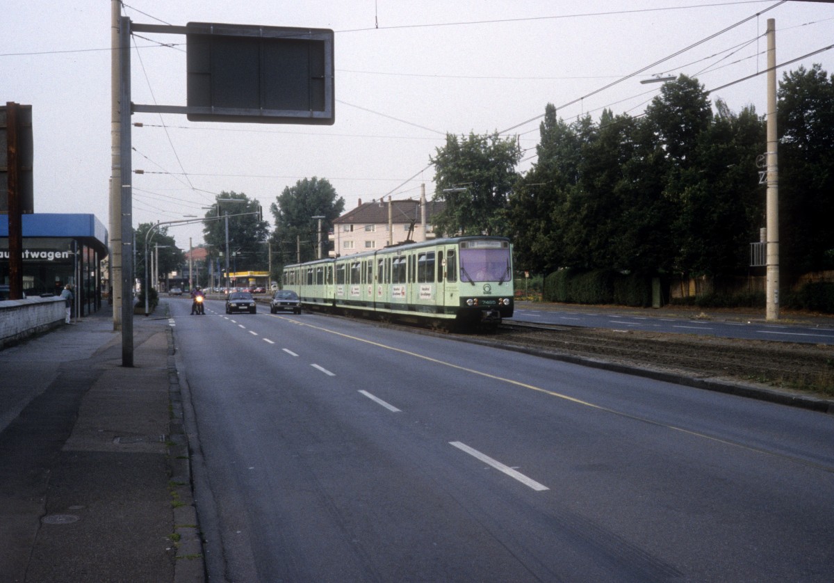 Köln SWB SL 18 (DÜWAG-B100S 7465) Mülheim am 31. Juli 1992.