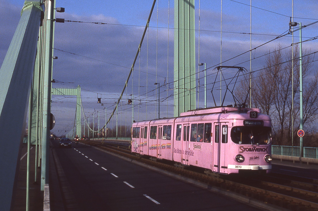 Köln Tw 3870 auf der Mülheimer Brücke kurz vor Erreichen des Wiener Platzes, 05.12.1992.