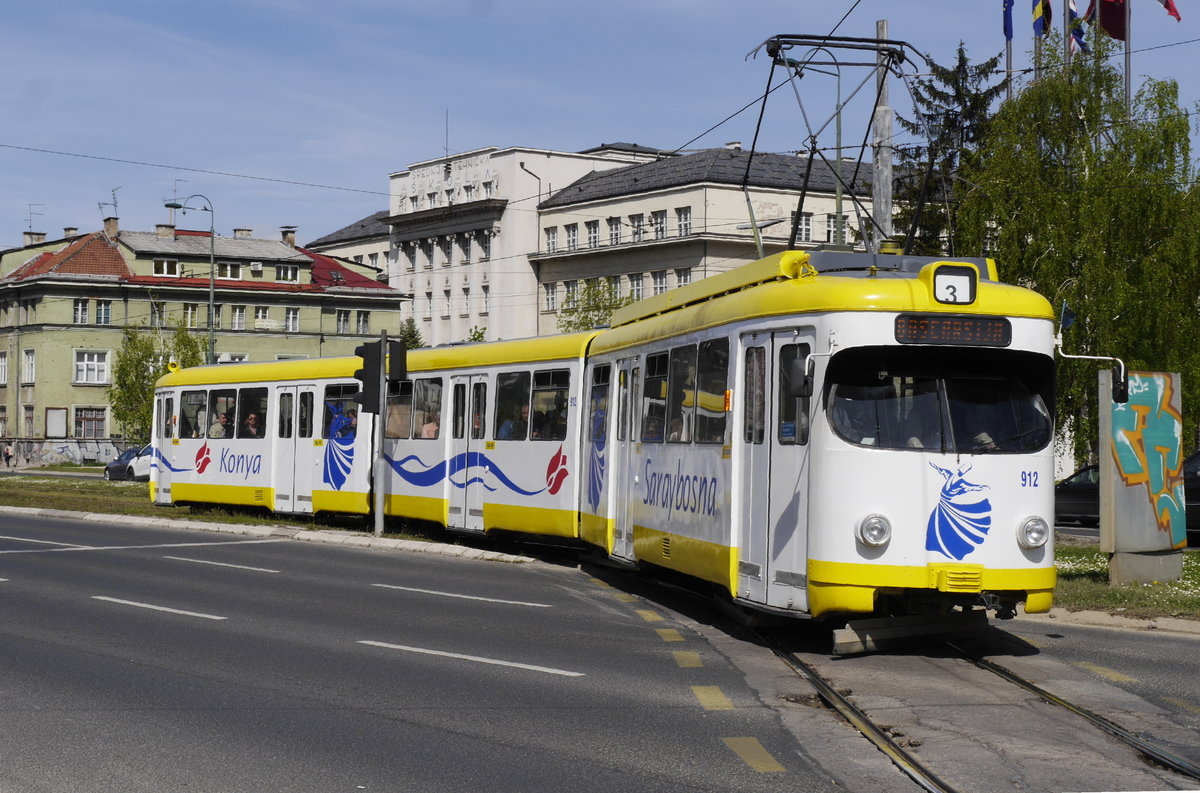 Kölner Achtachser in Sarajevo: Wagen 912 (ex 3777) überquert die stadteinwärts führende Fahrbahn der Hisala-Straße. Ab dem Linienendpunkt Ilidza benutzt die Bahn den Mittelstreifen; an dieser Stelle wechselt sie auf den rechten Fahrbahnrand. (Sarajevo, 27.4.17).