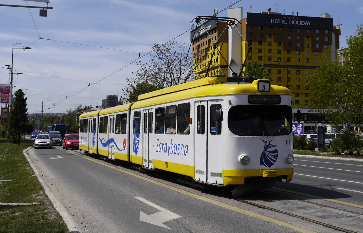 Kölner Achtachser in Sarajevo: Wagen 918 (ex 3715), von Ilidza kommend kurz vor Erreichen der Innestadt. (Sarajevo, 25.4.17).