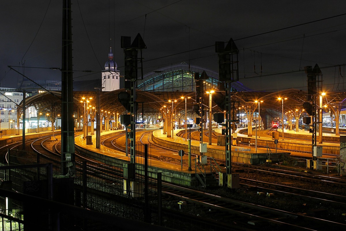 K�lner Hauptbahnhof bei Nacht in K�ln, Dezember 2015.