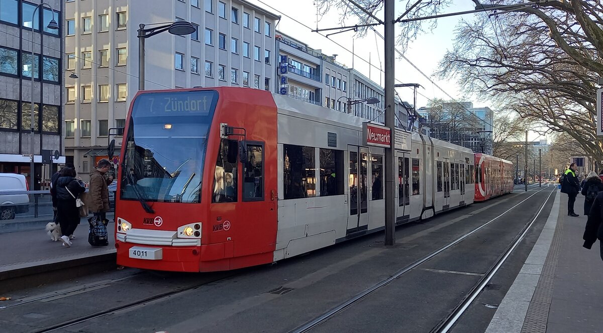 Kölner Straßenbahn an der Haltestelle  Neumarkt  am 28. Februar 2023