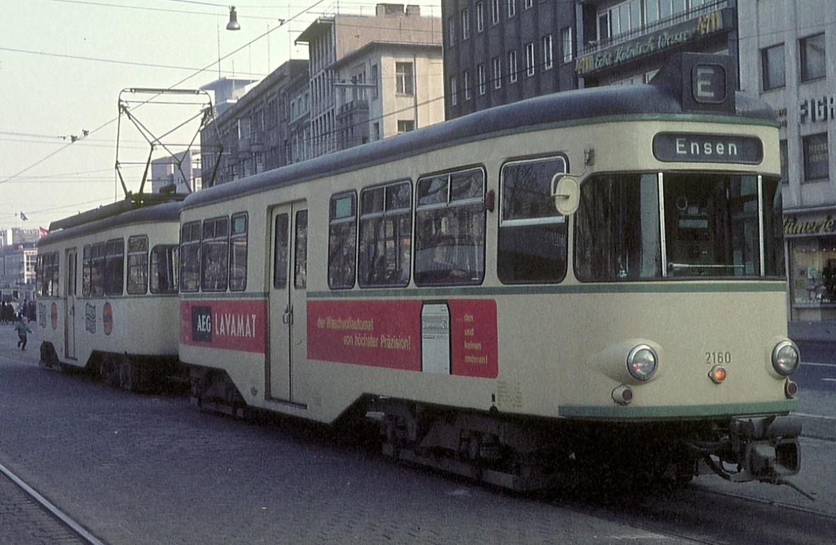 Kölner Vorotbahn-Halbzug 1157/2160 bei einem seiner letzten Einsätze als Verstärker auf der Linie P, kurz vor dem Verkauf zur Wiener Lokalbahn (Köln, Neumarkt, ca. 1968).