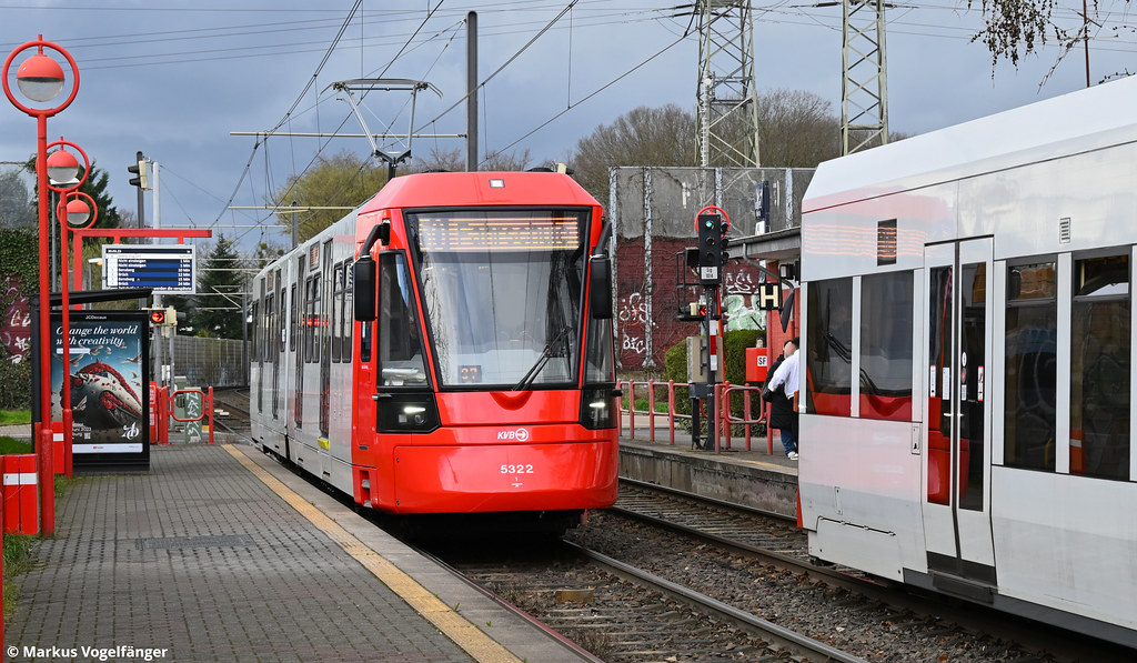 Kölns neuester HF6 5322 während der ersten Fahrt auf öffentlichen Kölner Gleisen an der Haltestelle Kalker Friedhof am 30.03.2023.