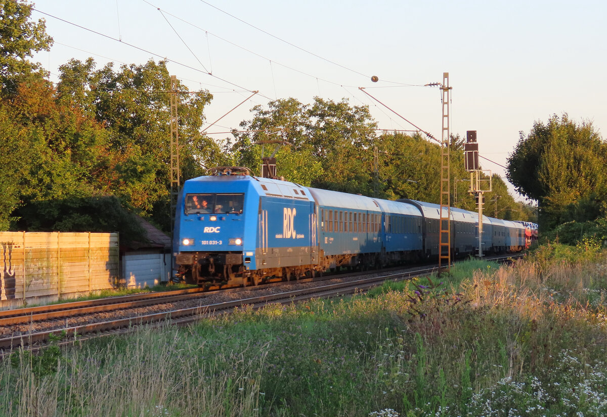 K�ndringen - 8. August 2025 : RDC 101 031 mit dem Autoreisezug ARZ 1790 von Hamburg nach L�rrach.
Link zum Video : https://www.youtube.com/watch?v=jiVQG4UZ0kI&t=52s