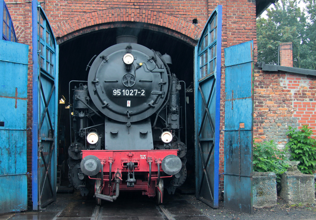  Knigin in Leipzig  Auf der berfhrung von Berlin zu den Meininger Dampfloktagen am kommenden Wochenende, bernachtet die  Bergknigin  95 027 gemeinsam mit 50 3708-0 im Eisenbahnmuseum in Leipzig-Plagwitz, 02.09.2013. 