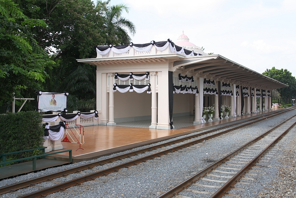 Königliche Chitralada Station, nach dem Ableben des König Bhumibol Adulyadej mit Trauerflor versehen, am 24.Oktober 2016. Hier halten nur die, in letzter Zeit sehr seltenen, Hofzüge der königlichen Familie.