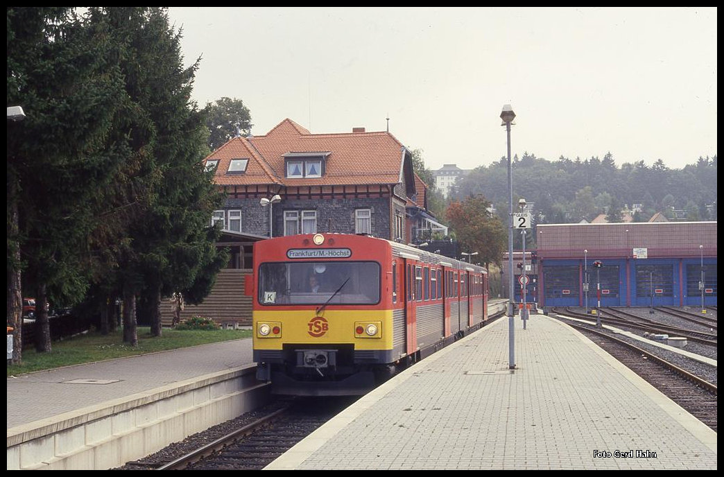 Königstein am 2.10.1994: VT 2 E 18 nach Frankfurt steht um 12.30 Uhr abfahrbereit am Bahnsteig.