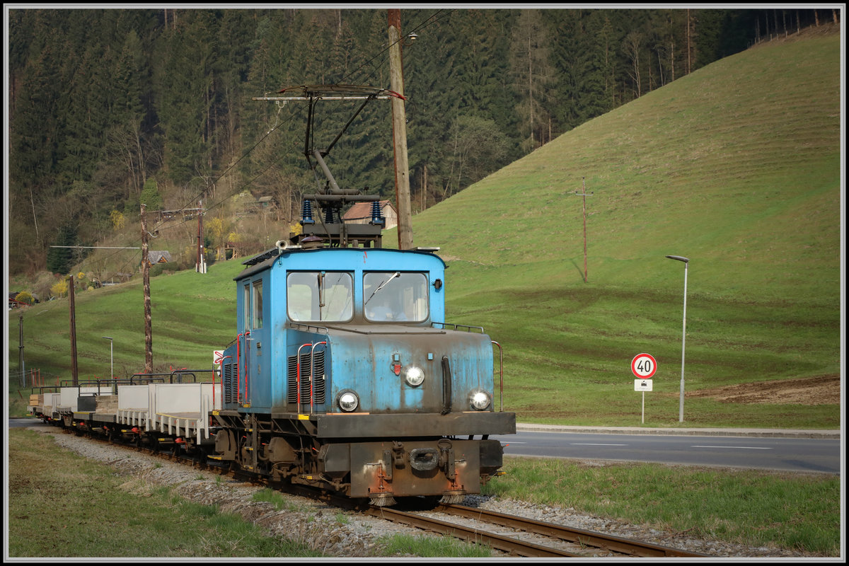 Könnt Ihr es riechen ? 

Der Duft frischer Gülle rundet den Morgen ab. 
Breitenauer Bahn am 3.04.2019
