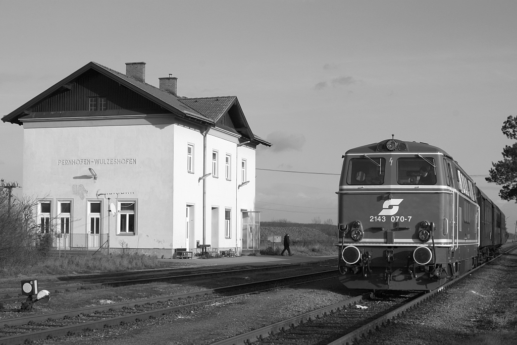 Könnte auch vor 35 Jahren gewesen sein; NLB 2143 070-7 am 21.Dezember 2014 mit dem SR 14293 im Bf. Pernhofen-Wulzeshofen.