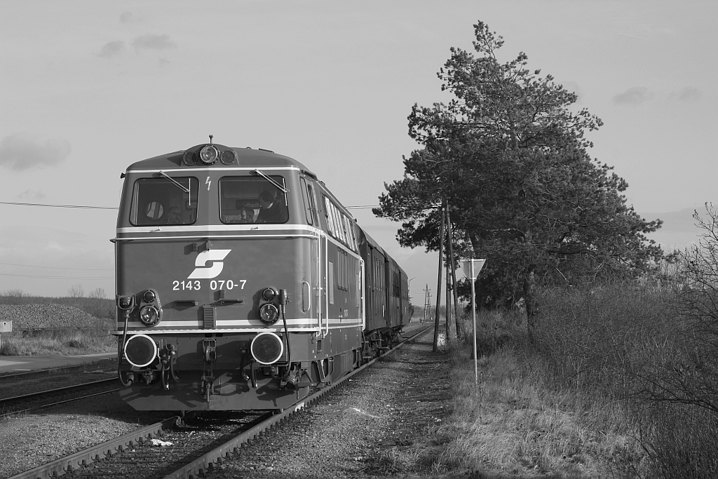 Könnte auch vor 35 Jahren gewesen sein; NLB 2143 070-7 am 21.Dezember 2014 mit dem SR 14293 im Bf. Pernhofen-Wulzeshofen.