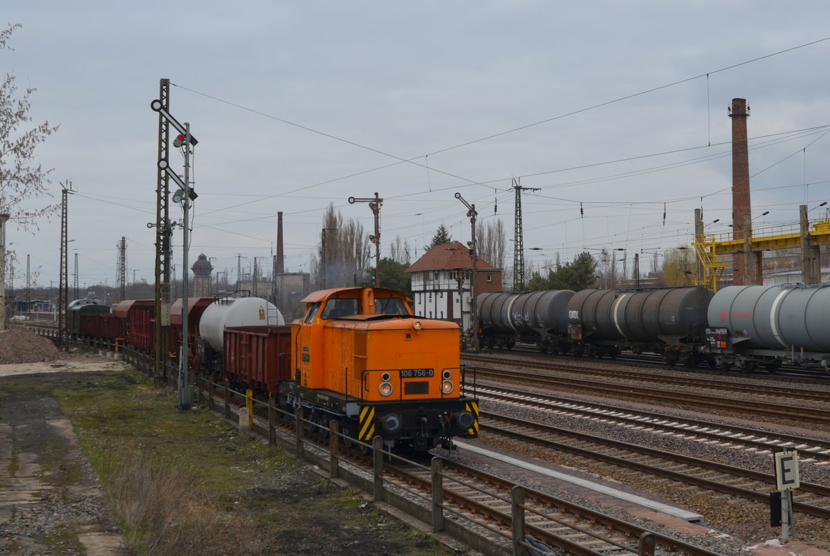 Köthen Bahnhofsfest zum Abschied des Alten Bahnhofs - 106 756-0 mit einem einen Fotogüterzug 02.03.2019