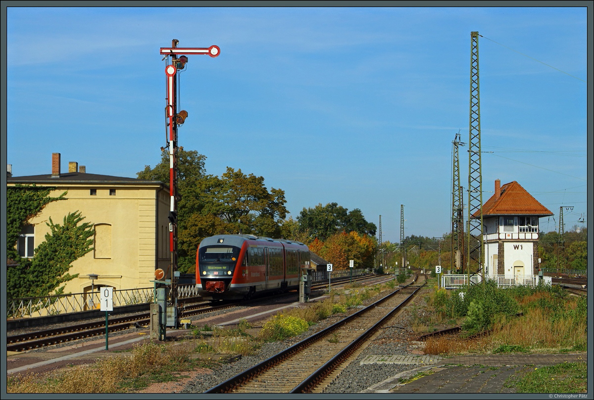 Köthen vor dem großen Umbau (I): Das elektromechanisches Stellwerk W 1 steuert den nördlichen Bahnhofskopf von Köthen, zu dem auch das Ausfahrsignal D gehört. 642 222 fährt am 06.10.2018 als RB 50 aus Dessau auf Gleis 1 ein.