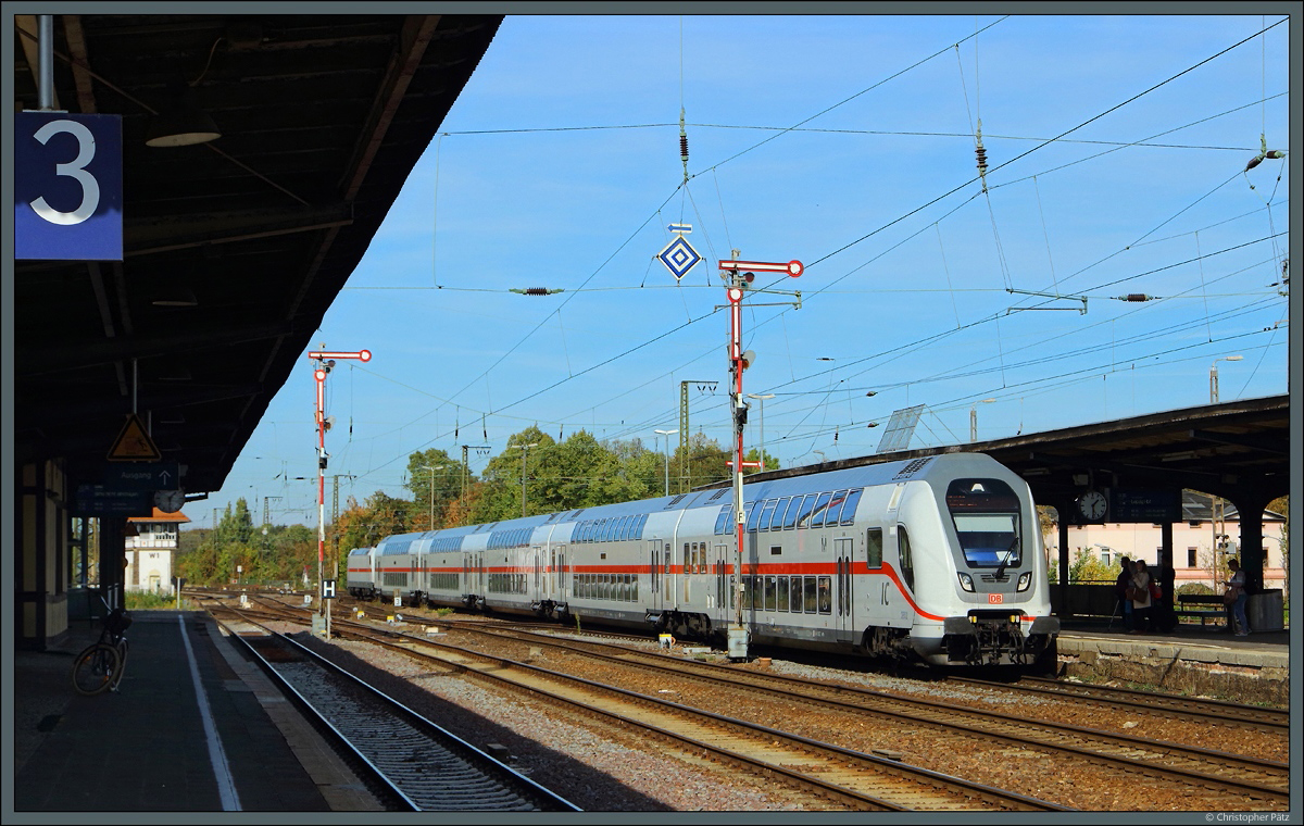 Köthen vor dem großen Umbau (III): Geschoben von 146 574 erreicht der IC 1037 am 06.10.2018 den Bahnhof Köthen auf Gleis 4 und passiert dabei die Ausfahrsignale E und F.