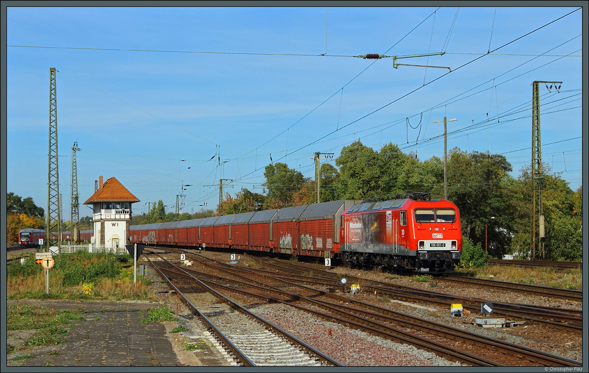 Köthen vor dem großen Umbau (IV): 156 001-0 der MEG rollt am 06.10.2018 mit einem Autoteilezug am Stellwerk W 1 vorbei. Die maroden Brücken in diesem Bereich sind nur noch mit 30 km/h befahrbar. 
