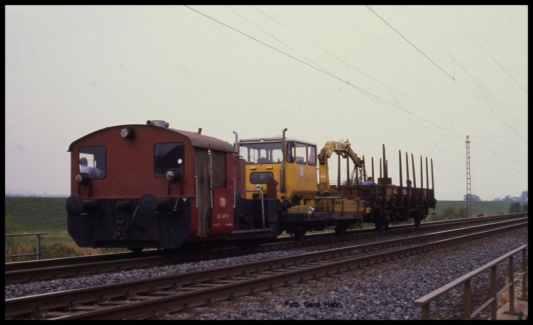 Kof II 323867 mit einem kleinen Bauzug am Haken auf der Südbahn bei Northeim 
am 10.9.1989 um 15.20 Uhr.