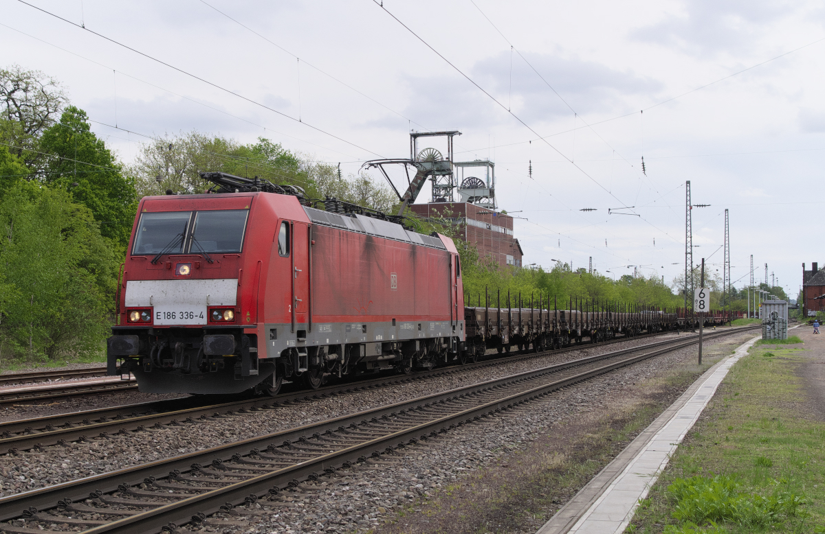 Kohle, Erze, Kalk und Stahlprodukte, das waren die Hauptgüter auf den saarländischen Eisenbahnstrecken. Noch gibt es sie aber bei Weitem nicht mehr so umfangreich wie vor einigen Jahrzehnten.

186 336 pendelt am 28.04.2018 mit Brammenzügen zwischen Saarstahl Völklingen und einem Zweigbetrieb in Neunkirchen mehrmals am Tag hin und her, hier bei Luisenthal Saar.

Im Bergwerk im Hintergrund gab es im Jahr 1962 eine Schlagwetter/Kohlenstaubexplosion.

299 Bergleute verloren ihr Leben.