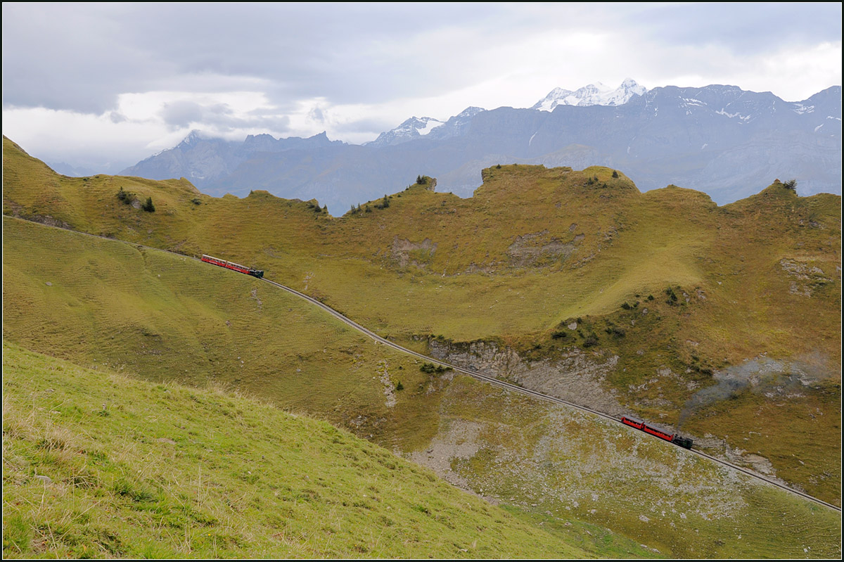 Kohle folgt Öl -

Zwei unterschiedlich gefeuerte Loks, mit ihren Wagen erklimmen oberhalb von Oberstafel den weiteren Anstieg zum Rothorn.

29.09.2013 (J)