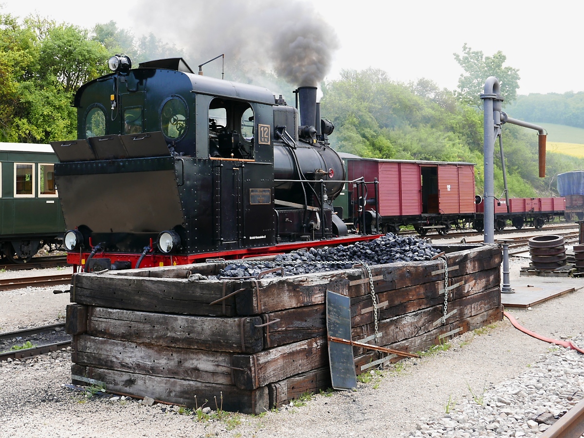 Kohlebansen und Wasserkran der Härtsfeld-Museumsbahn in Neresheim beim Museumstag am 14.5.2015