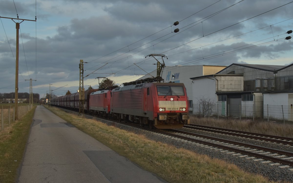Kohlebomber bei Anrath. 189 074 und eine Schwesterlok sind mit einem Kohlebomber gen Viersen fahren unterwegs am Sonntag den 29.1.2017