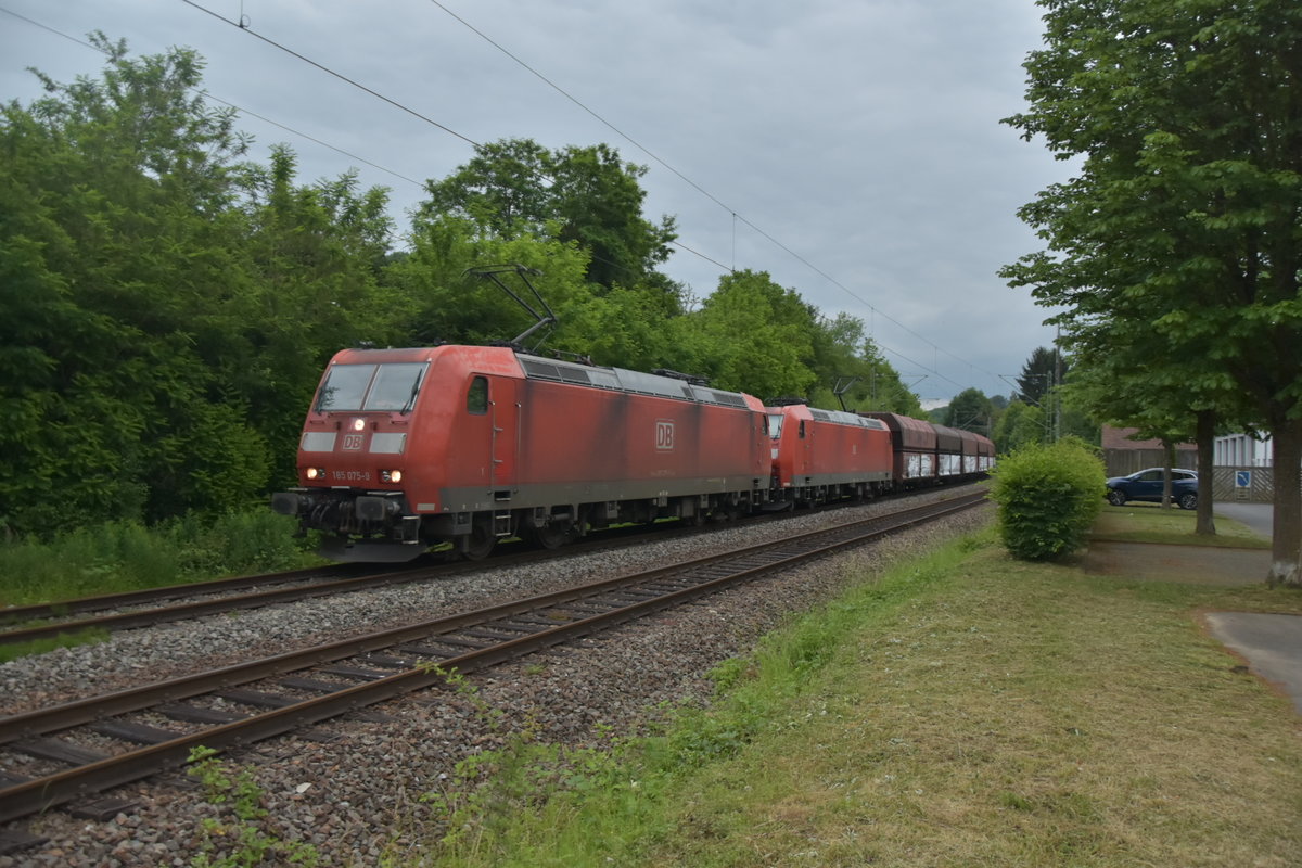 Kohleleerzug von 185 075-9 und 185 188-0 gezogen bei der Durchfahrt in Neckargerach am Abend des 10.6.2020