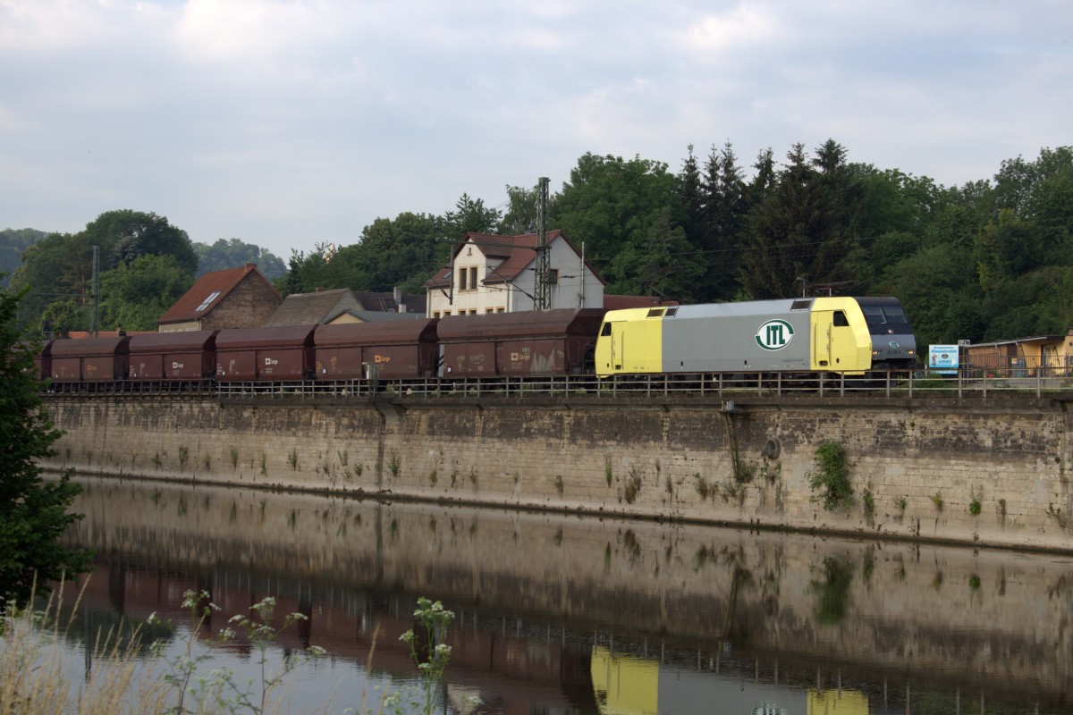 Kohleleerzug mit ITL 152 197 bei Bad Kösen in Richtung Naumburg am 30.6.2015 gesehen.