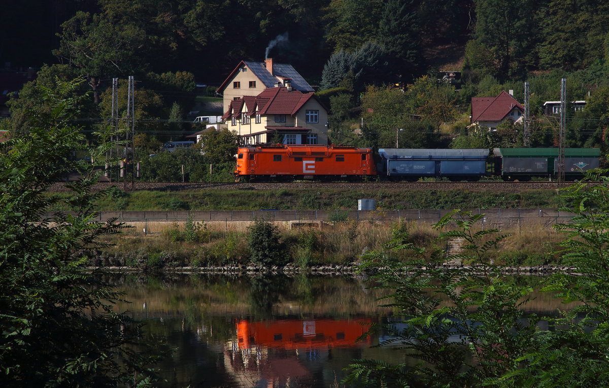 Kohlezug aus Billina mit oranger 130 auf der Strecke zwischen Usti nad Laben und Lovositce. Spiegelte sich am 22.09.2019 auf der Labe nahe Sebuzin. 