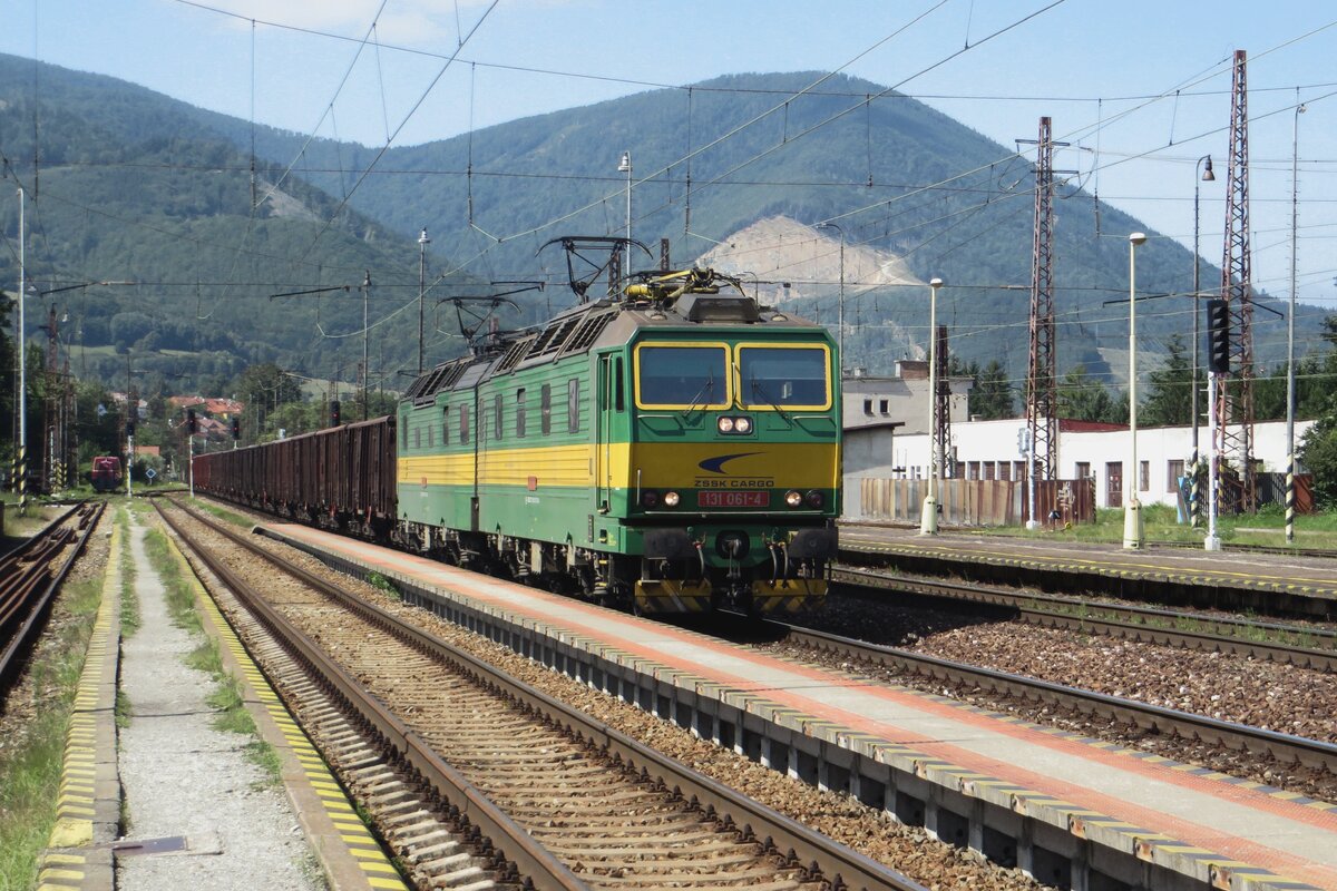 Kohlezug mit 131 061 durchfahrt Vrutký am 25 Augustus 2021.