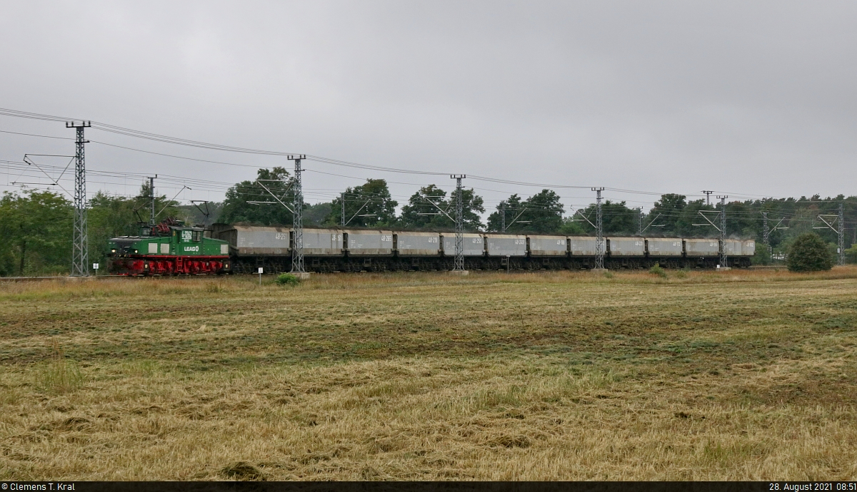 Kohlezug mit 4-1262 (LEW EL2m) westlich der Bärenbrücker Höhe bei Teichland.

🧰 Lausitz Energie Bergbau AG (LEAG)
🚩 Kohleverbindungsbahn Lausitz
🕓 28.8.2021 | 8:51 Uhr