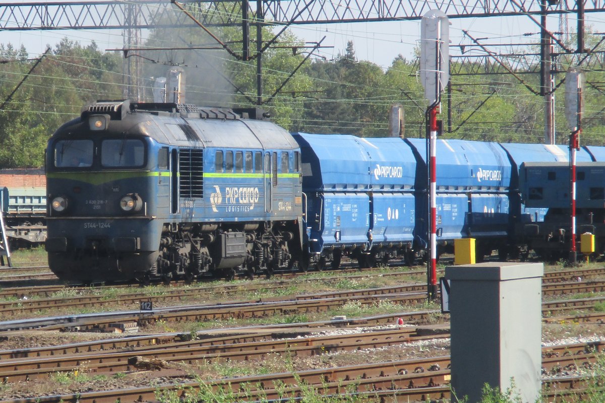 Kohlezug mit ST44-1244 verlässt am 2 Mai 2018 Wegliniec.