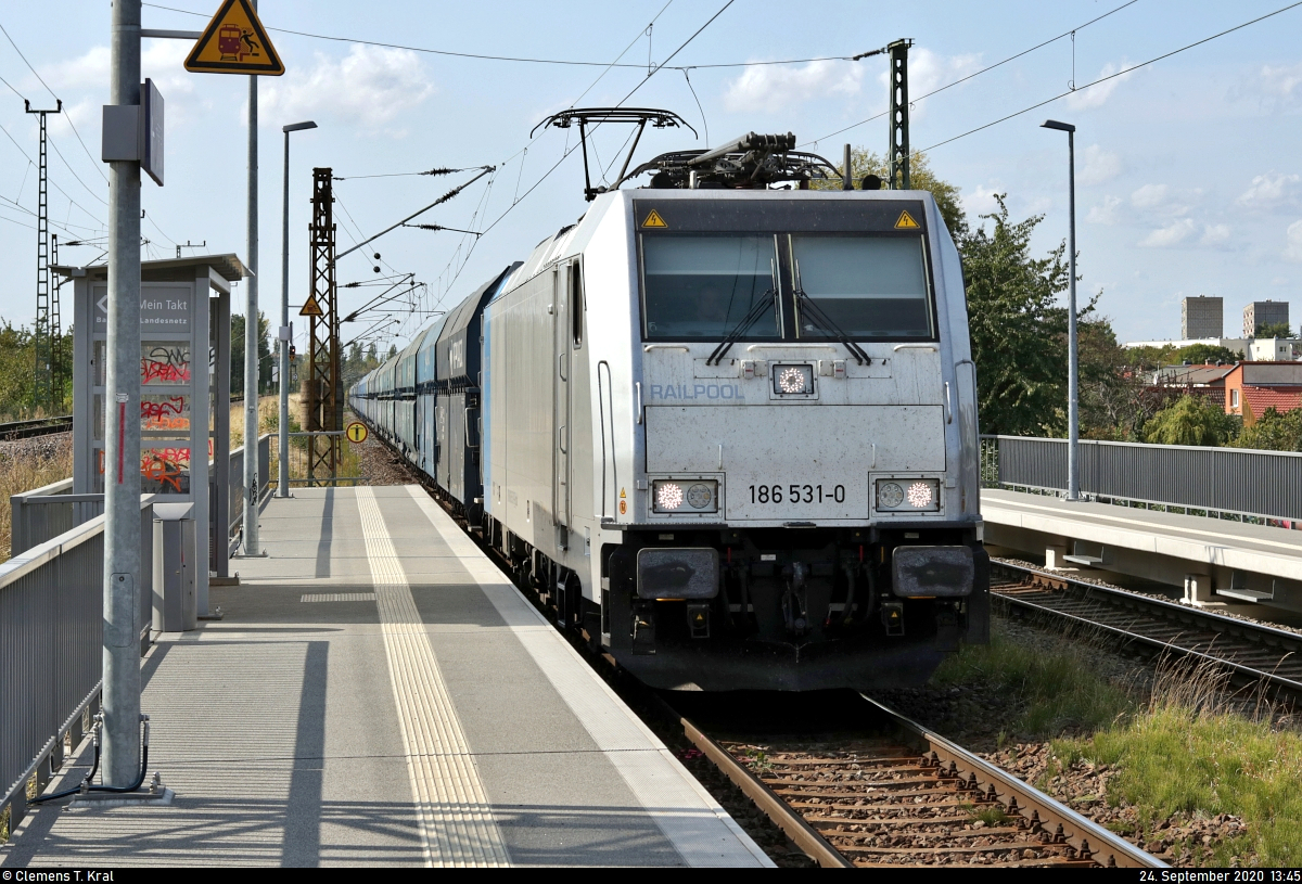 Kohlezug (PKP Cargo) mit 186 531-0 durchfährt den Hp Halle Rosengarten auf Gleis 1 Richtung Bft Halle Gbf Süd.

🧰 Railpool GmbH, vermietet an die Cargologic AG
🚩 Bahnstrecke Halle–Hann. Münden (KBS 590)
🕓 24.9.2020 | 13:45 Uhr