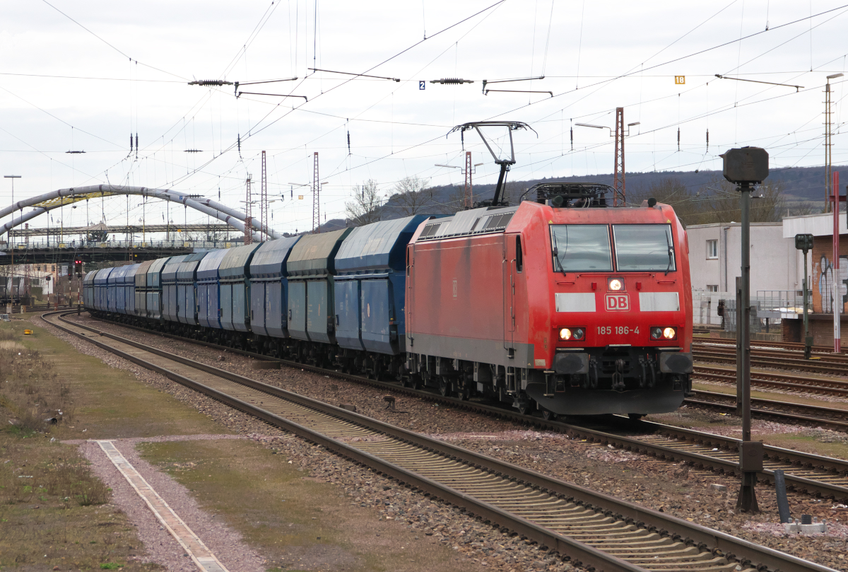 Koks und Kohle aus Polen. Wer hätte vor 10 Jahren gedacht, dass man im Saarland keine einheimische Kohle mehr an die Kraftwerke und Kokereien liefert. 185 186-4 bringt einen PKP Cargo Kokszug zur Dillinger Hütte. Bahnhof Dillingen 03.04.2018