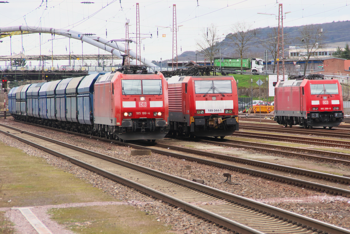 Koks und Kohle aus Polen. Wer hätte vor 10 Jahren gedacht, dass man im Saarland keine einheimische Kohle mehr an die Kraftwerke und Kokereien liefert. 185 186-4 bringt einen PKP Cargo Kokszug zur Dillinger Hütte. Im Hintergrund 189 044 und 185 288 - Bahnhof Dillingen 03.04.2018