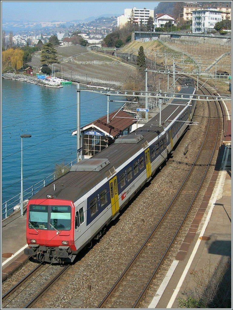 Kolibirs  - vor kurzem noch lästiger Alltagsverkehr und heute historische Farbtupfer in der Bahnlandschaft.
Ein NPZ als S1 REV von Villeneuve nach Yverdon beim Halt in Veytaux-Chillon.
14.03.2006
