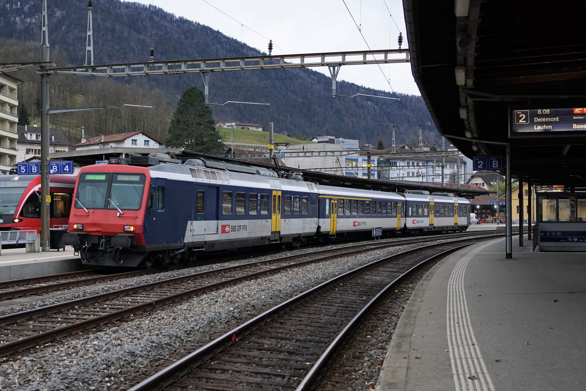 Kolibri Pendelzug mit dem RBDe 562 000-0 in Moutier am 4. März 2019.
Im Jahre 2019 ein sehr seltener Anblick.
Foto: Walter Ruetsch