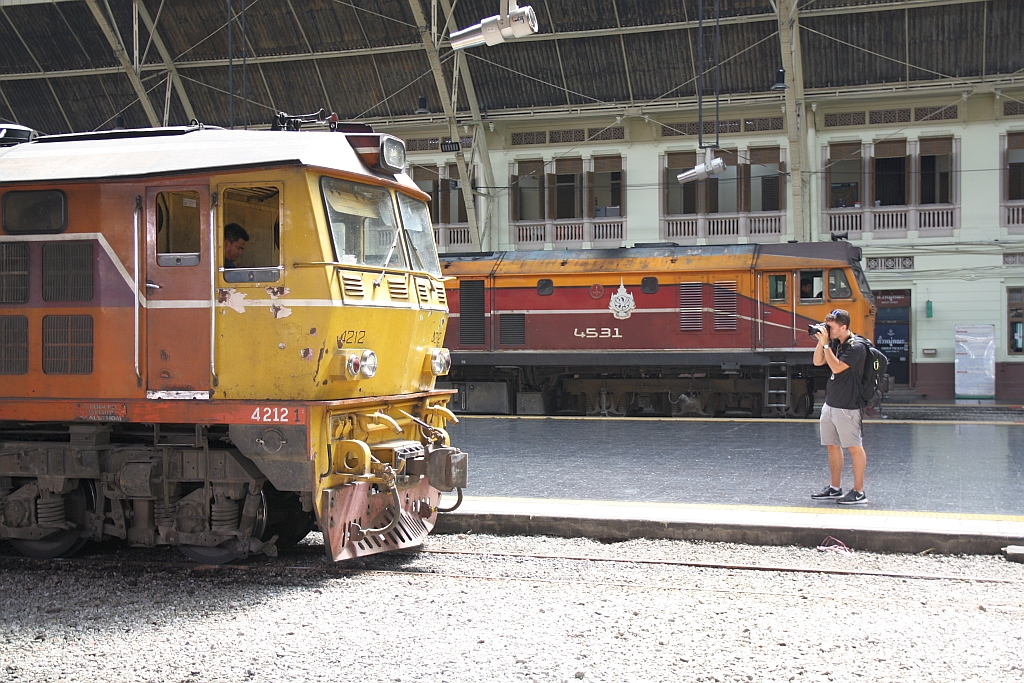 Kollege bei der Arbeit; Bf. Hua Lamphong am 25.März 2017.