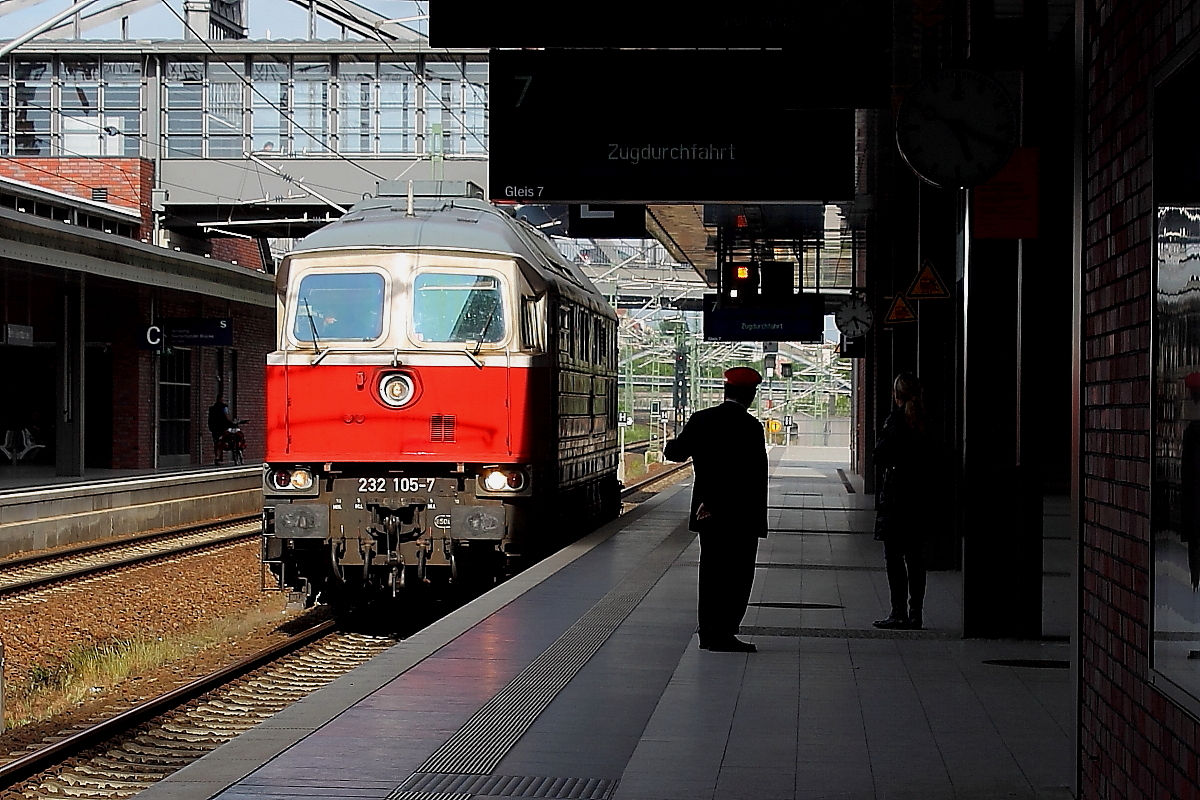 Kollege grüßt Kollegen.
Die Ludmilla 232 105-7 der East-Western Railway dieselt am 16.05.2014 durch Berlin Gesundbrunnen.