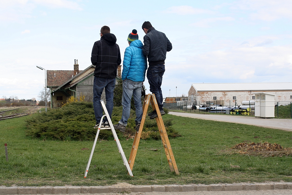Kollegen bei der effizienten Nutzung von Hilfsgeräten. Neusiedl an der Zaya am 05.April 2015.