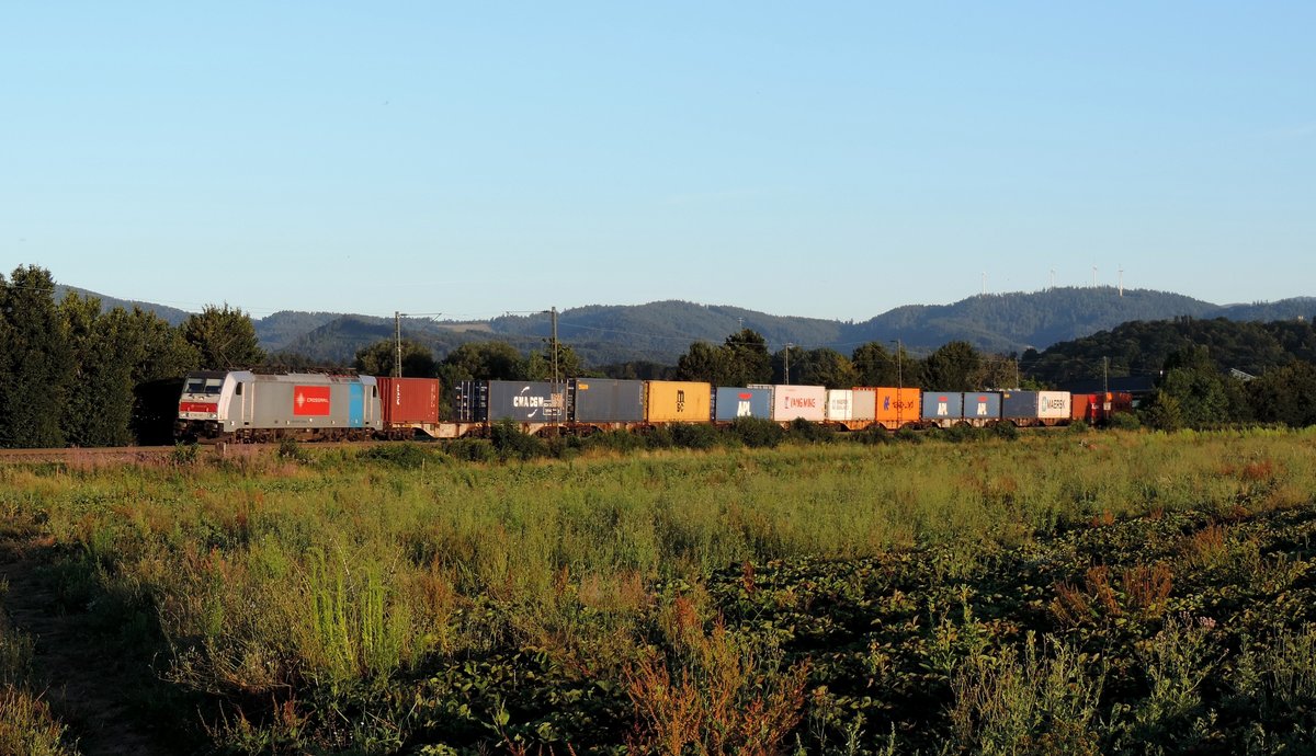 Kollmarsreute - 9. Juli 2020 : Andere Perspektive mit der an Crossrail gemietete Railpool Lok E 186 187 mit einem KLV unterwegs.