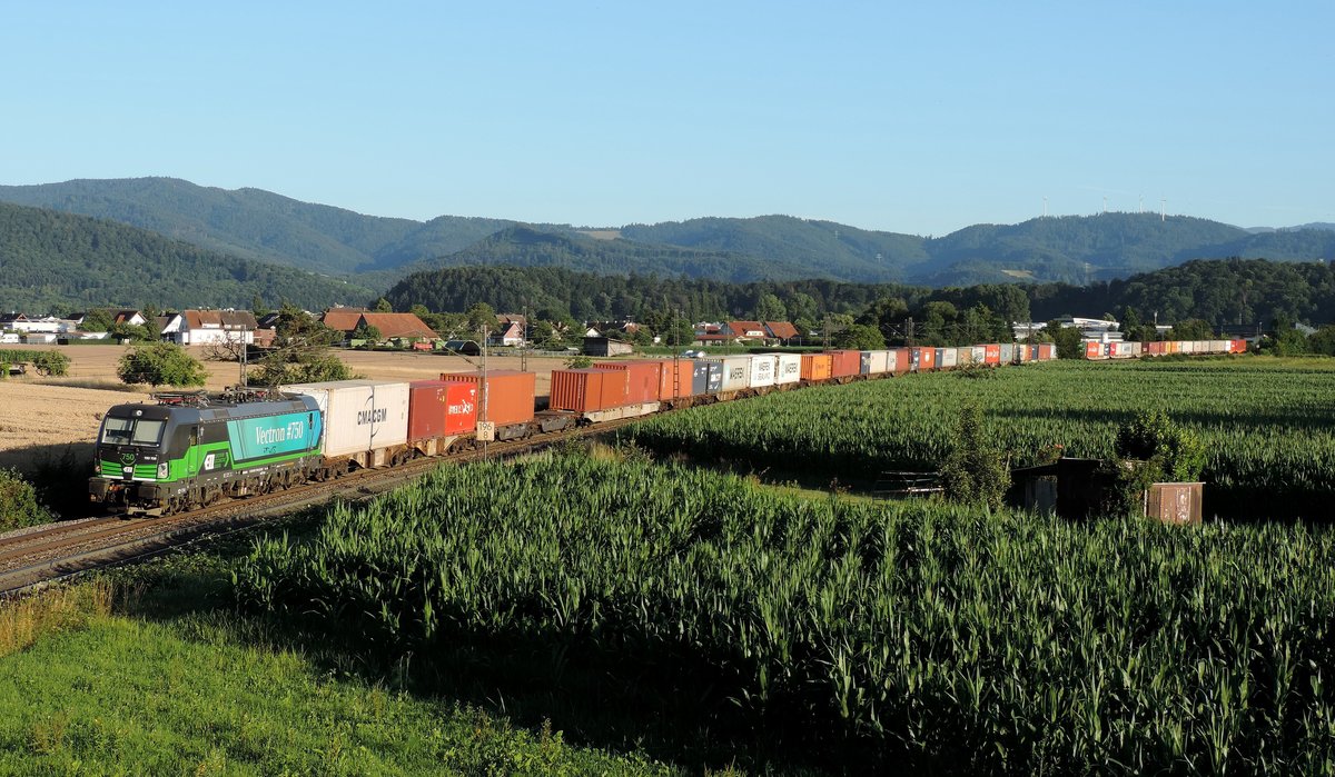 Kollmarsreute - 9. Juli 2020 : ELL Vectron #750 BR 193 756 mit einem KLV unterwegs.