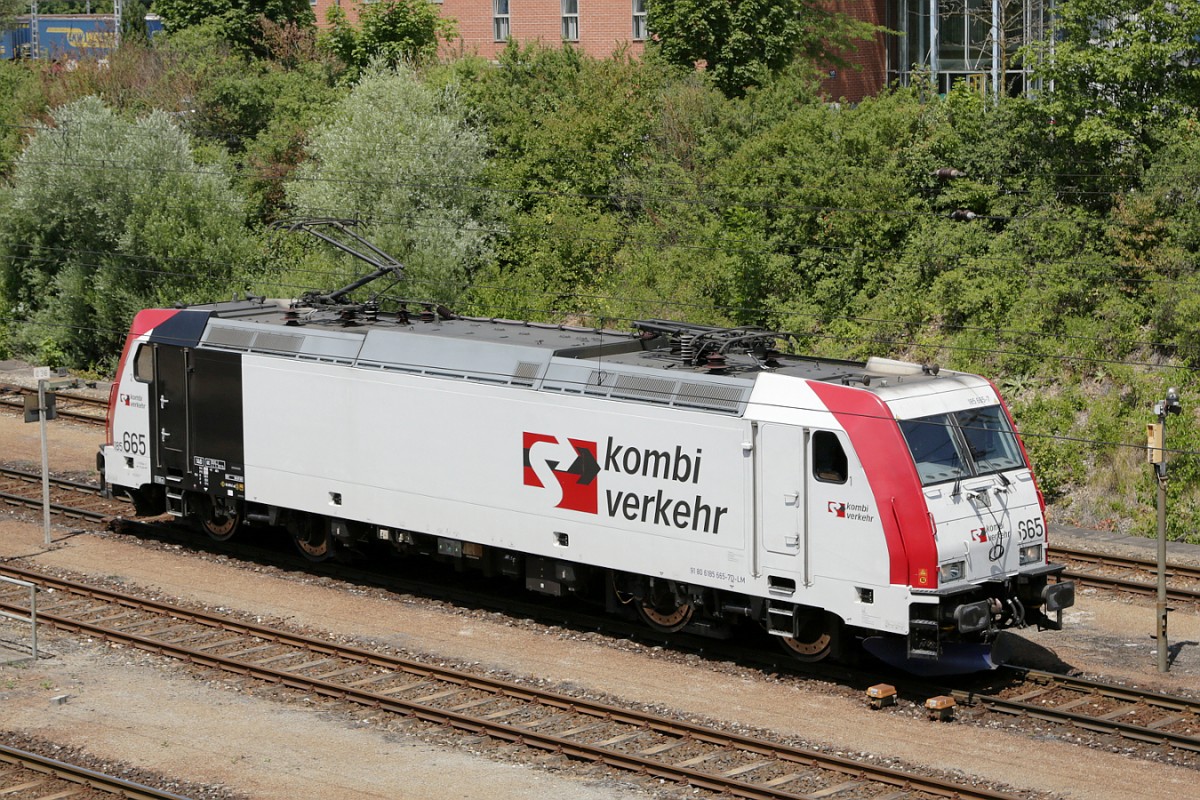 Kombiverkehr 185 665 verlässt das Bw des Rangierbahnhofs München Nord, 28.06.2014