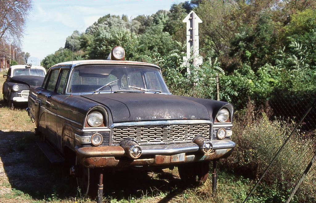 Komfortabel fuhr man einst auch auf Schienen.
Diese Tschaika Limousine stand am 30.9.1999 vor
sich hin rostend im kleinen Eisenbahn Museum in 
Paks. 